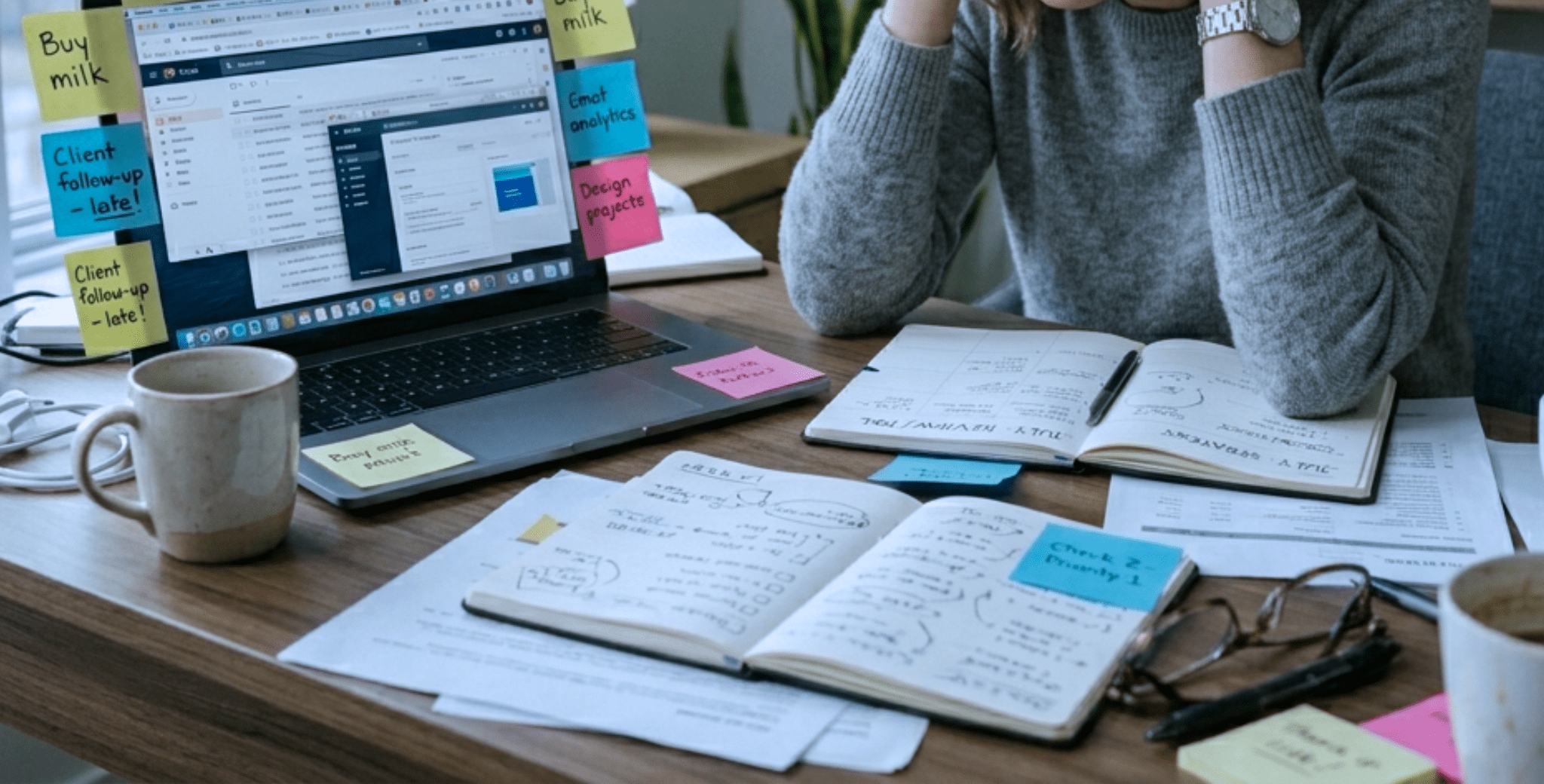 Womane_sticky-notes-chaos-desk